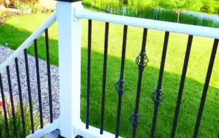 White Verona Vinyl Railing with Round Baluster Baskets, Hammertone Black 4×4 Apolllo Solar Cap and Hammertone Black Designer Collar