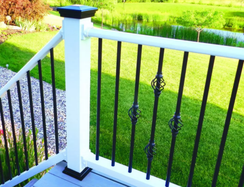 White Verona Vinyl Railing with Round Baluster Baskets, Hammertone Black 4×4 Apolllo Solar Cap and Hammertone Black Designer Collar